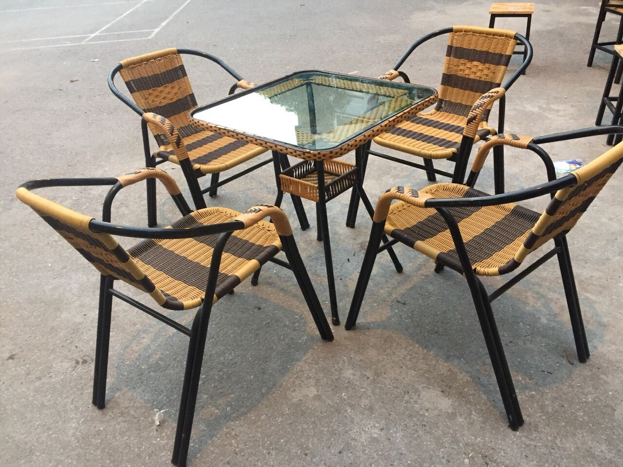 ban-ghe-nhua-gia-may-quan-cafe