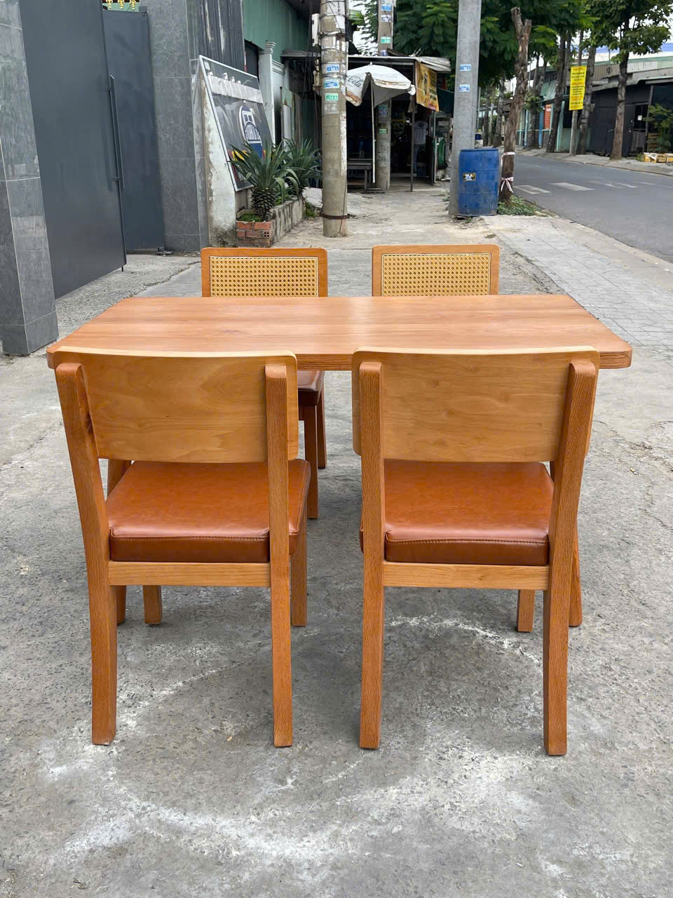 ban-ghe-go-cong-nghiep-gia-tot