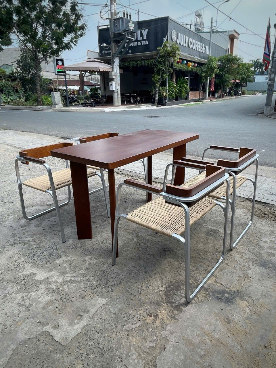 ban-ghe-cafe-khung-sat-mat-go-gia-re