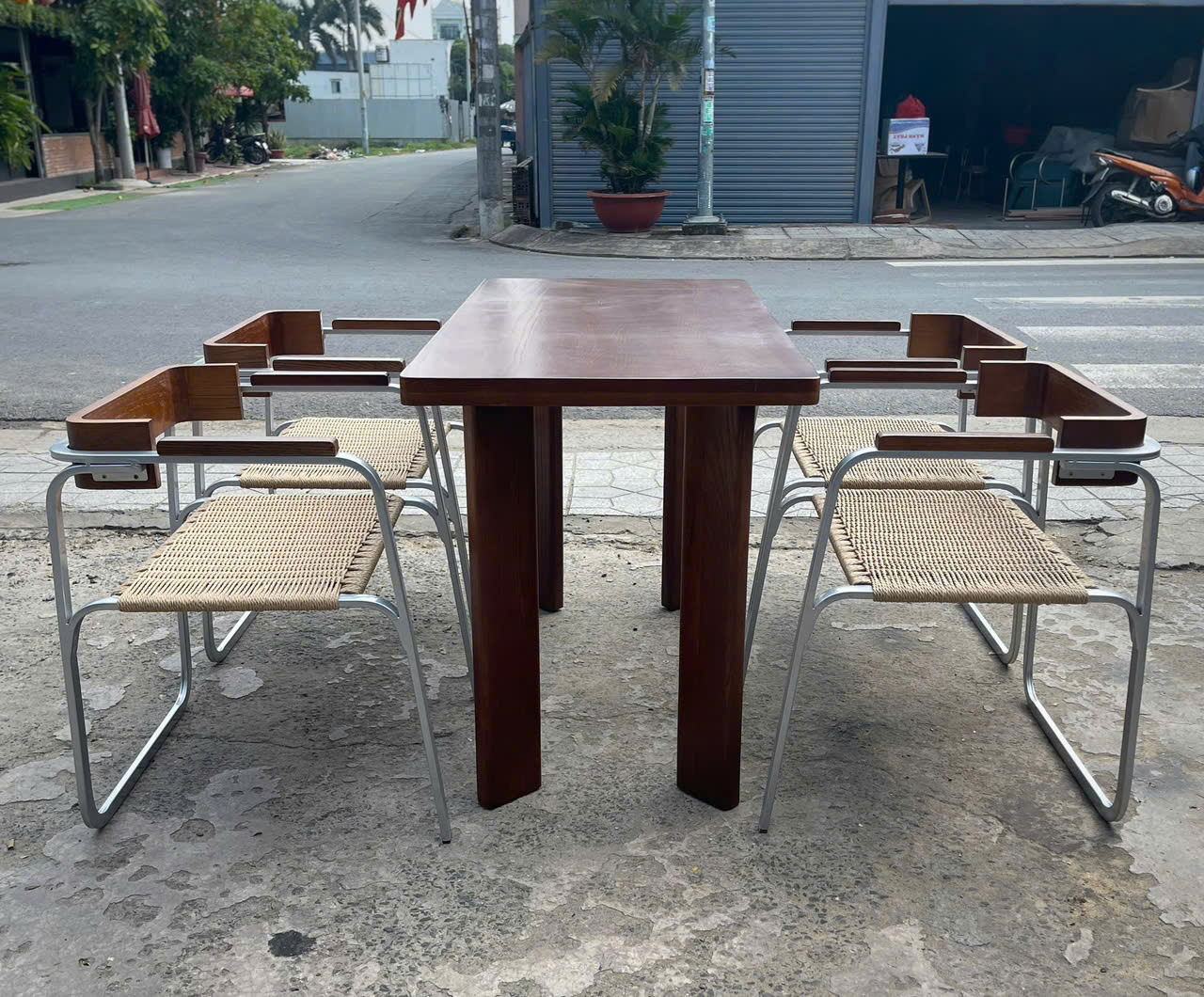 ban-ghe-cafe-khung-sat-mat-go-gia-re