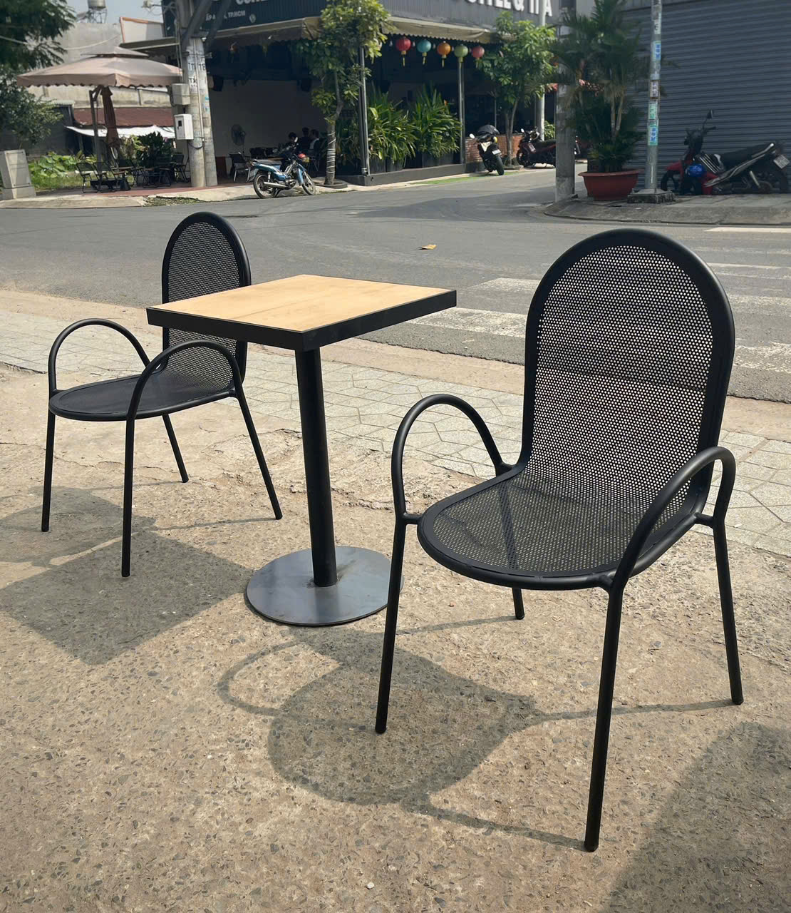 ban-ghe-ngoai-troi-cho-quan-an