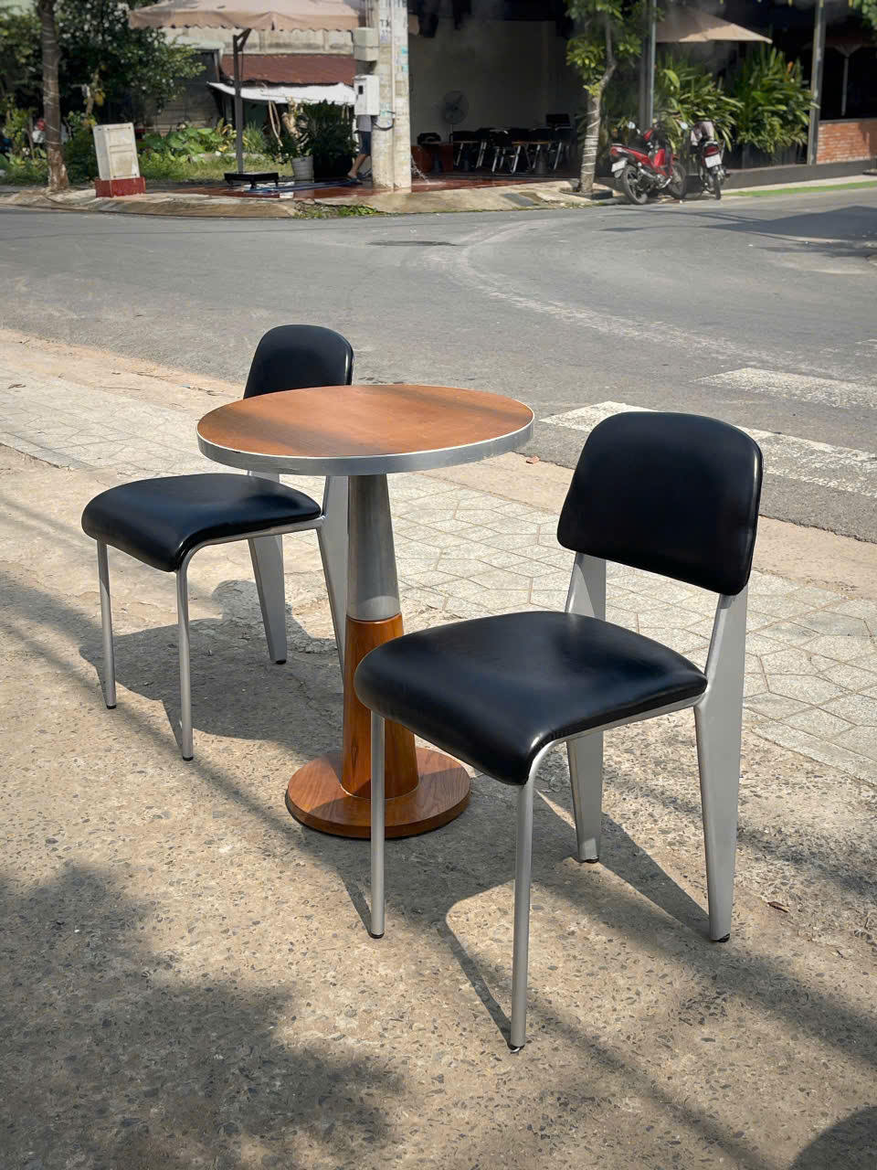 ban-ghe-ngoai-troi-cho-quan-an